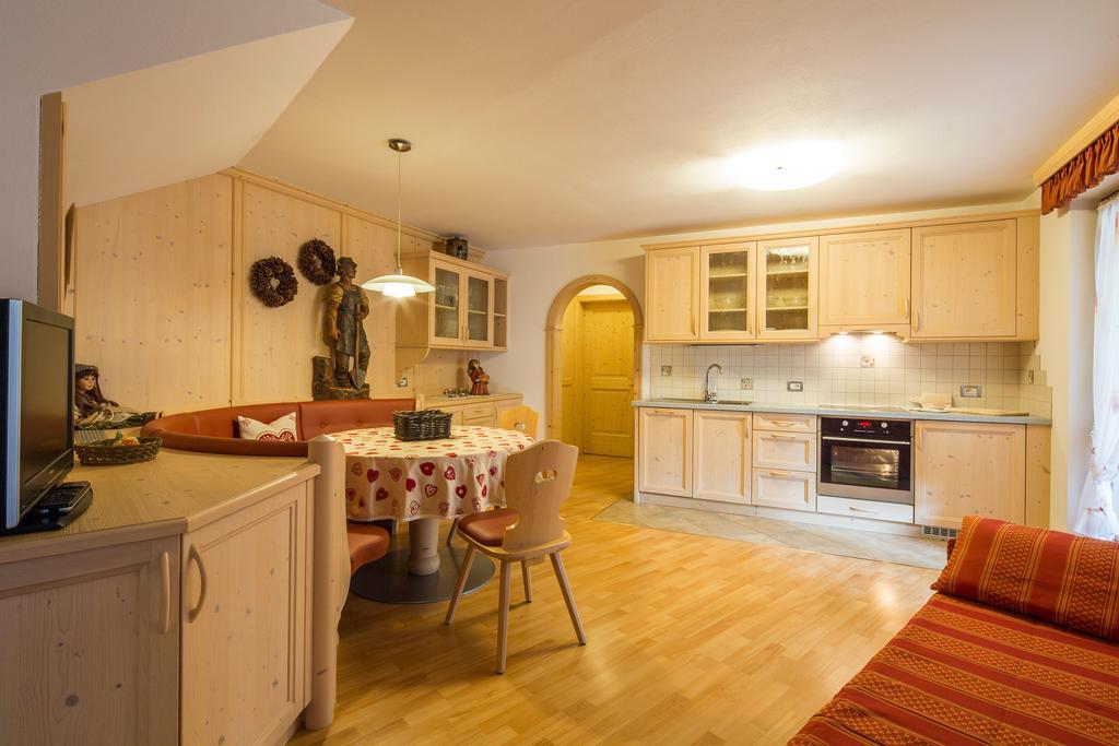 Alpin Apartments Colfosco Phòng bức ảnh